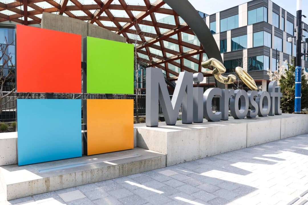 Un letrero y el logotipo de Microsoft en la sede de la empresa en Redmond, Washington, el 4 de abril de 2025. (Jason Redmond/AP Photo).