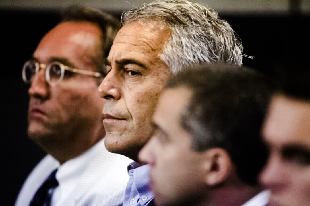 Jeffrey Epstein (C) comparece ante el tribunal en West Palm Beach, Florida, el 30 de julio de 2008. (Uma Sanghvi/Palm Beach Post vía AP)
