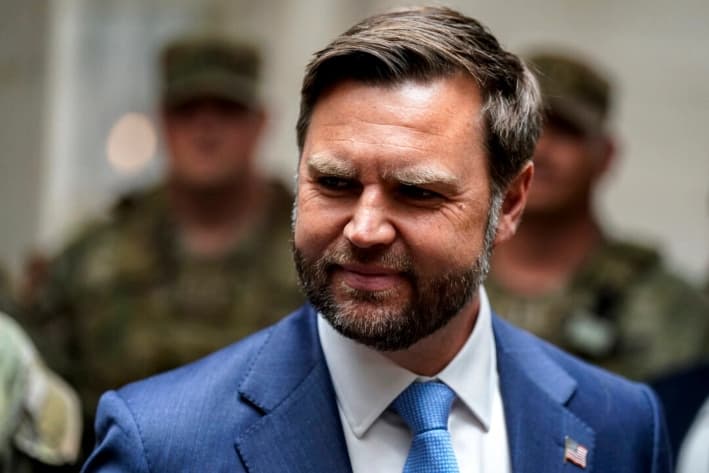 El vicepresidente J. D. Vance se reúne con miembros de la Guardia Nacional durante una visita a Union Station, en Washington, el 20 de agosto de 2025. (Al Drago/Pool vía Getty Images)