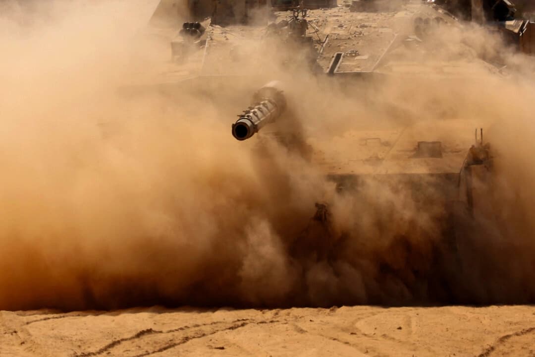 Un tanque israelí cerca de la valla fronteriza de Israel con Gaza el 19 de agosto de 2025. (Jack Guez/AFP vía Getty Images)