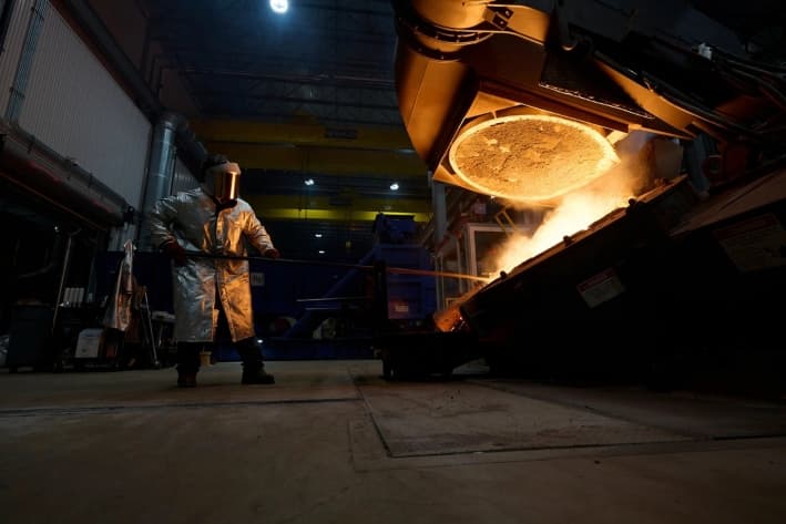 Trabajadores producen accesorios de hierro fundido en la fundición de Charlotte Pipe en Carolina del Norte. Los líderes de la industria continúan librando una guerra comercial por las importaciones de tuberías de China. (Cortesía de Charlotte Pipe and Foundry Company)