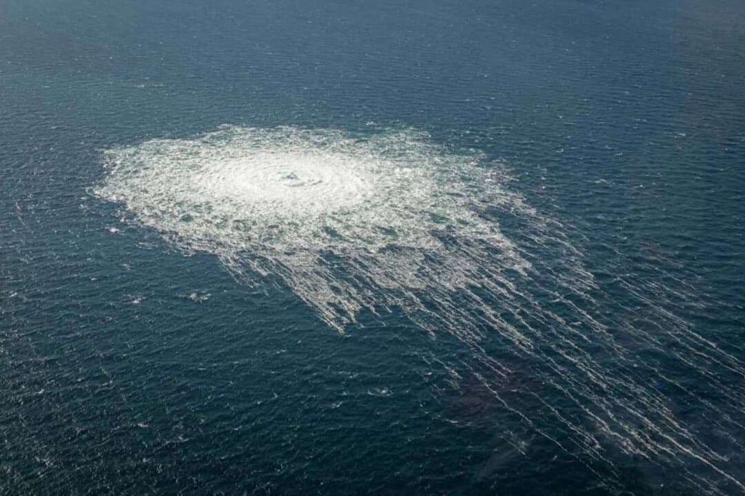 Burbujas de gas procedentes del gasoducto Nord Stream 2 en el mar Báltico, cerca de Bornholm, Dinamarca, el 27 de septiembre de 2022. (Comando de Defensa Danés/Documentación facilitada por Reuters).