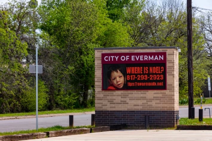 Un cartel pide pistas sobre la desaparición de Noel Rodríguez-Álvarez, de 6 años, en Everman, Texas, el 26 de marzo de 2023. (Madeleine Cook/Star-Telegram vía AP, Archivo)