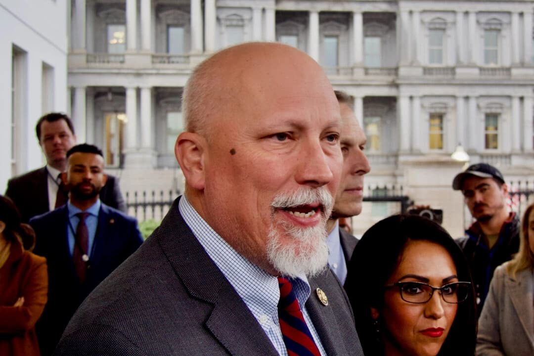 El representante Chip Roy (R-Texas) habla con periodistas frente al Ala Oeste de la Casa Blanca en Washington el 5 de marzo de 2025. (Travis Gillmore/The Epoch Times)
