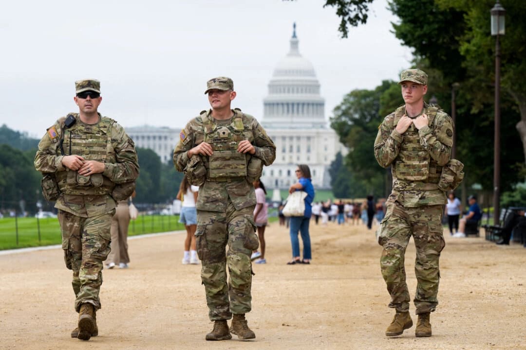 Miembros de la Guardia Nacional patrullan cerca del Capitolio de los Estados Unidos en el National Mall de Washington, el 20 de agosto de 2025. (Foto de Saul Loeb/AFP a través de Getty Images).
