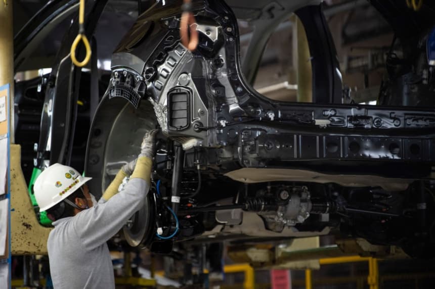 Un empleado trabaja en la línea de producción de automóviles en la planta de Mazda en Salamanca, estado de Guanajuato, México, el 9 de noviembre de 2022. (CLAUDIO CRUZ/AFP via Getty Images)