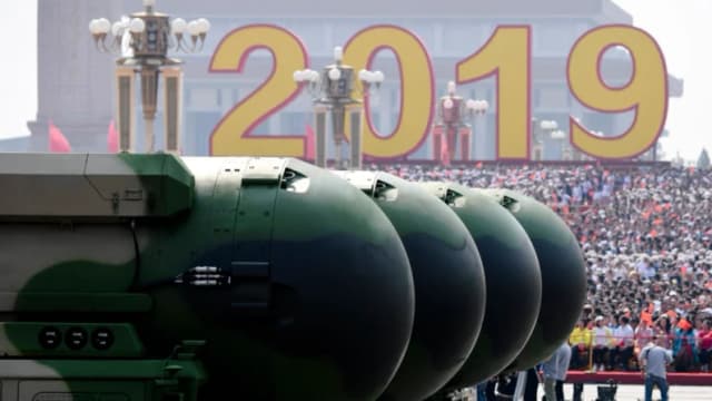 Los misiles balísticos intercontinentales DF-41 con capacidad nuclear de China se ven durante un desfile militar en la Plaza de Tiananmén para conmemorar el 70.º aniversario de la fundación de la China comunista, en Beijing, el 1 de octubre de 2019. (Greg Baker/AFP vía Getty Images)
