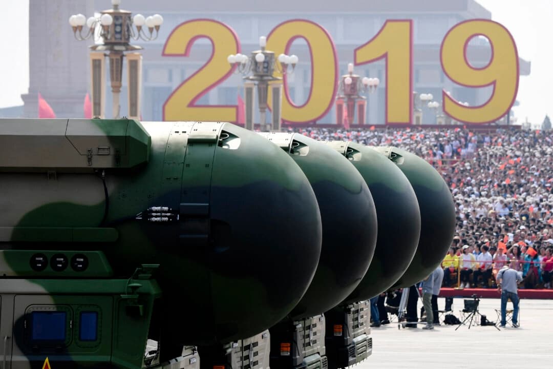 Los misiles balísticos intercontinentales DF-41 con capacidad nuclear de China se ven durante un desfile militar en la Plaza de Tiananmén para conmemorar el 70.º aniversario de la fundación de la China comunista, en Beijing, el 1 de octubre de 2019. (Greg Baker/AFP vía Getty Images)
