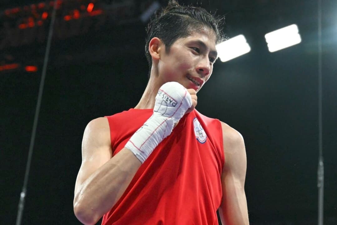 Lin Yu-Ting, de Taiwán, reacciona tras derrotar a Svetlana Kamenova Staneva, de Bulgaria, en un combate de cuartos de final de boxeo durante los Juegos Olímpicos de París 2024 en el North Paris Arena, en Villepinte, el 4 de agosto de 2024. (Mohd Rasfan/AFP a través de Getty Images)
