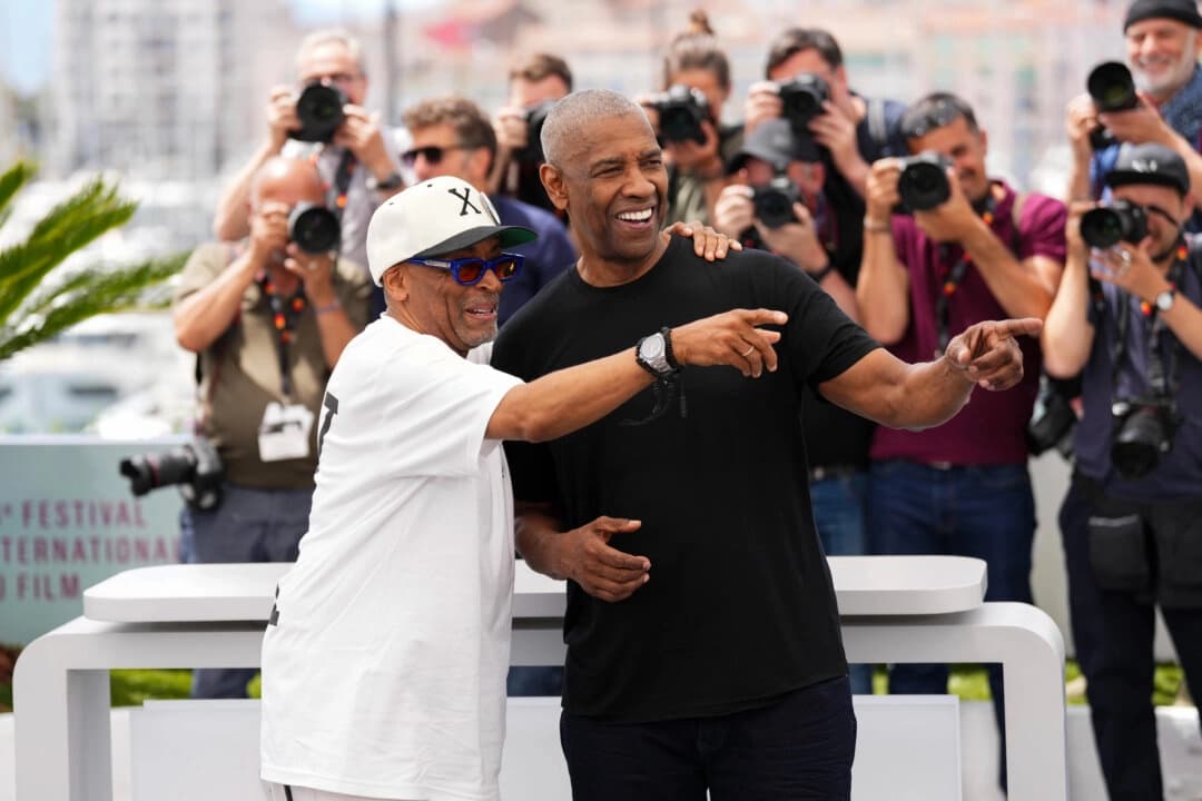 Denzel Washington (derecha) y Spike Lee en la sesión fotográfica de la película de suspense "Highest 2 Lowest" en el Festival de Cine de Cannes, en el sur de Francia, el 19 de mayo de 2025. (Scott A Garfitt/Invision/AP).