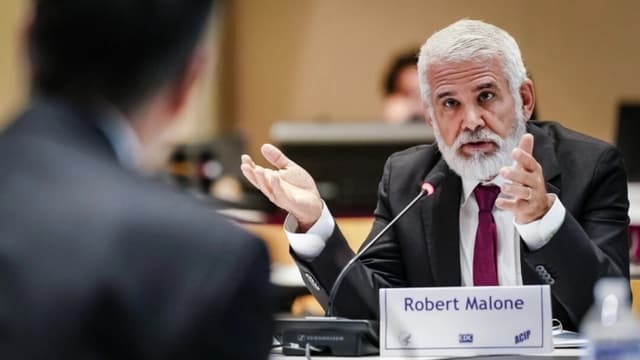 El Dr. Robert Malone habla durante una reunión del Comité Asesor sobre Prácticas de Inmunización de los Centros para el Control y la Prevención de Enfermedades (CDC) en la sede de los CDC en Atlanta el 25 de junio de 2025. (Elijah Nouvelage/Getty Images)
