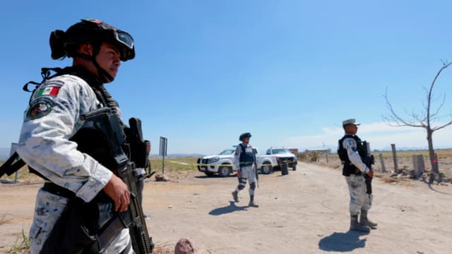 Miembros de la Guardia Nacional patrullan el rancho Izaguirre en Tehuchitlán, estado de Jalisco, México, el 19 de marzo de 2025. (ULISES RUIZ/AFP a través de Getty Images)