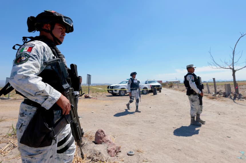 Miembros de la Guardia Nacional patrullan el rancho Izaguirre en Tehuchitlán, estado de Jalisco, México, el 19 de marzo de 2025. (ULISES RUIZ/AFP a través de Getty Images)