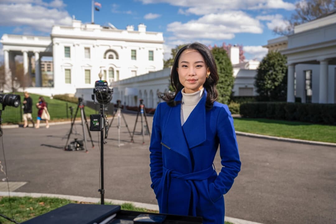 La reportera Iris Tao en la Casa Blanca el 26 de marzo de 2025. (Madalina Vasiliu/The Epoch Times).