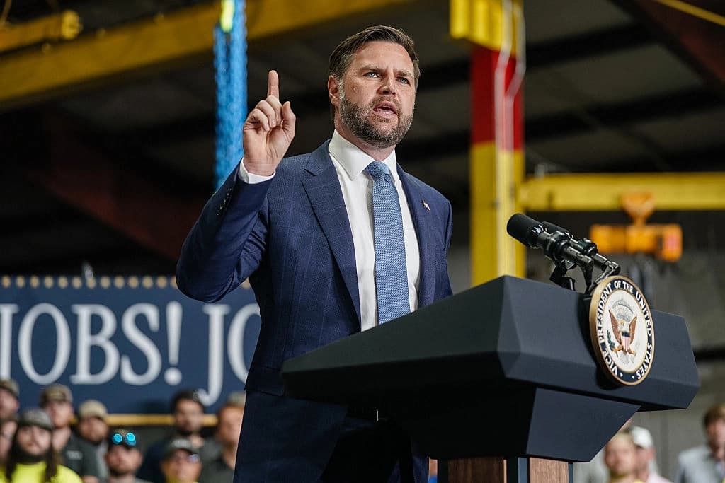 El vicepresidente de los Estados Unidos, JD Vance, habla durante un evento en ALTA Refrigeration para destacar la legislación fiscal y de gasto del Gran y Hermoso Proyecto de Ley en Peachtree City, Georgia, el 21 de agosto de 2025. (Elijah Nouvelage/AFP a través de Getty Images)
