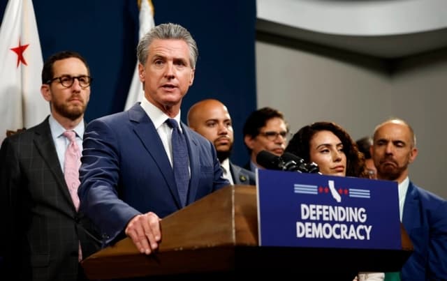 Newsom firma plan de redistribución de distritos de California mientras Texas ultima nuevos mapas