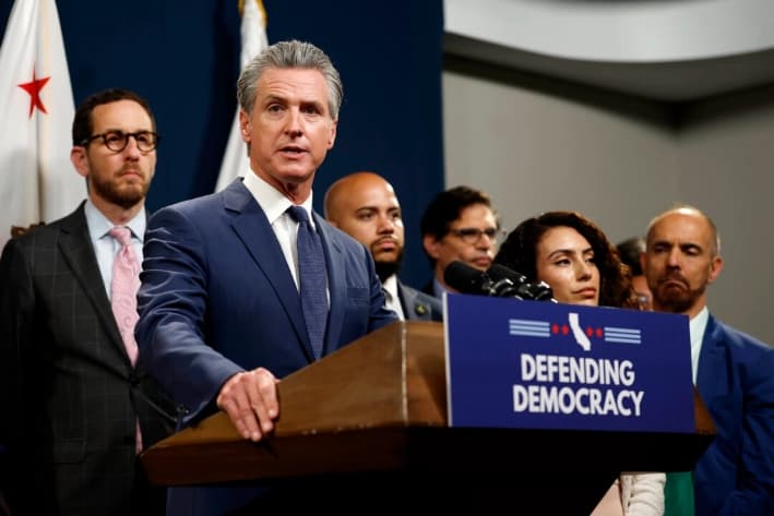 El gobernador de California, Gavin Newsom, firma un proyecto de ley para rediseñar los mapas del Congreso estatal en Sacramento, California, el 21 de agosto de 2025. (Justin Sullivan/Getty Images)