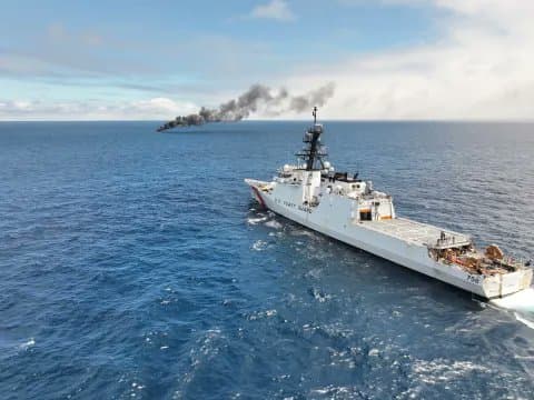 El USCGC Stone lleva a cabo la interdicción de una embarcación sospechosa de contrabando el 16 de agosto de 2025. Después de retirar el contrabando y a los sospechosos, prendió fuego a la embarcación. (Crédito: DHS)
