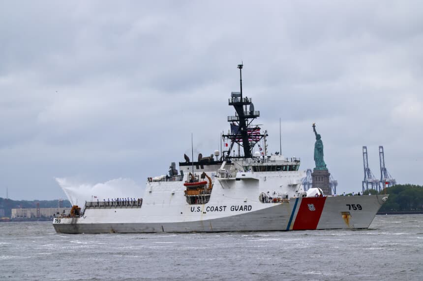 Un barco de la Guardia Costera, el 21 de mayo de 2025, en la ciudad de Nueva York. (Spencer Platt/Getty Images)