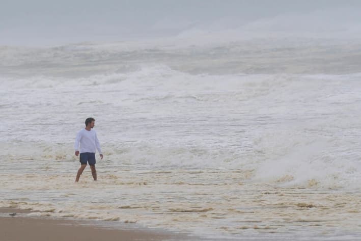 Una persona observa cómo las olas del huracán Erin rompen en la playa de Duck, Carolina del Norte, el 21 de agosto de 2025. (Pablo Martínez Monsivais/AP Photo)