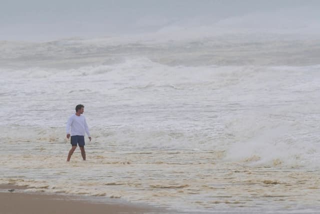 Fuertes vientos y olas azotan Nantucket y Martha's Vineyard mientras el huracán Erin se aleja