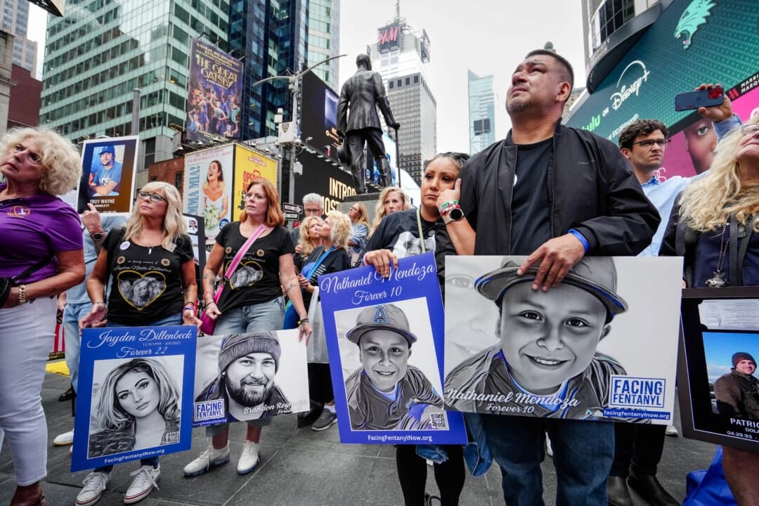 Marcy y Miguel Mendoza (derecha), que perdieron a su hijo Nathaniel Mendoza, de 10 años, a causa del fentanilo, asisten al cuarto Día Nacional de Prevención y Concienciación sobre el Fentanilo en la ciudad de Nueva York, el 21 de agosto de 2025. (Samira Bouaou/The Epoch Times)