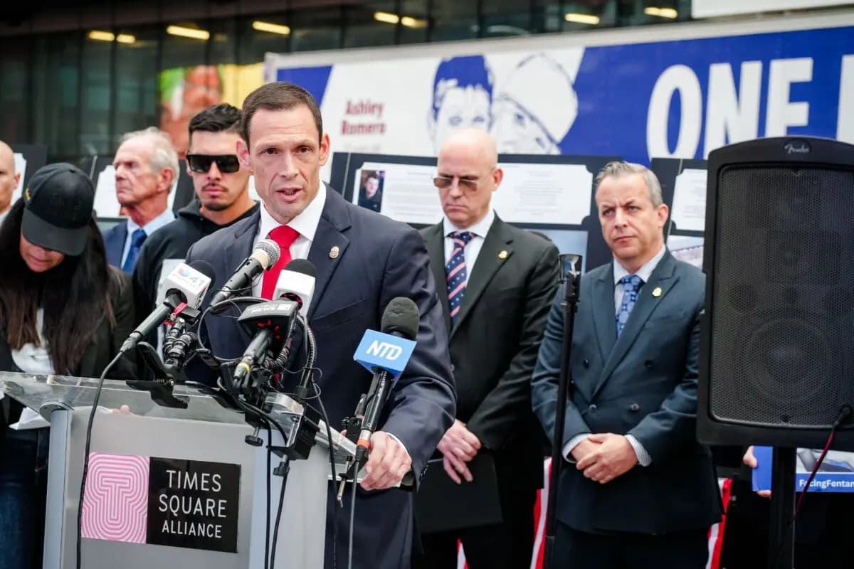 Frank A. Tarentino, agente especial a cargo de la División de Nueva York de la Administración para el Control de Drogas (DEA), habla en la cuarta edición anual del Día Nacional de Prevención y Concienciación sobre el Fentanilo en la ciudad de Nueva York, el 21 de agosto de 2025. (Samira Bouaou/The Epoch Times)