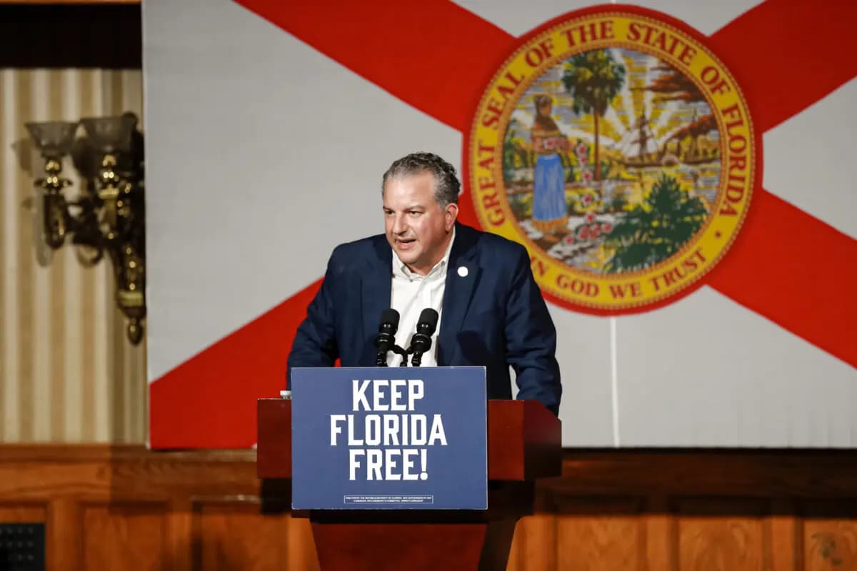 El director financiero de Florida, Jimmy Patronis, habla durante un mitin en el Cheyenne Saloon de Orlando el 7 de noviembre de 2022. (Octavio Jones/Getty Images)