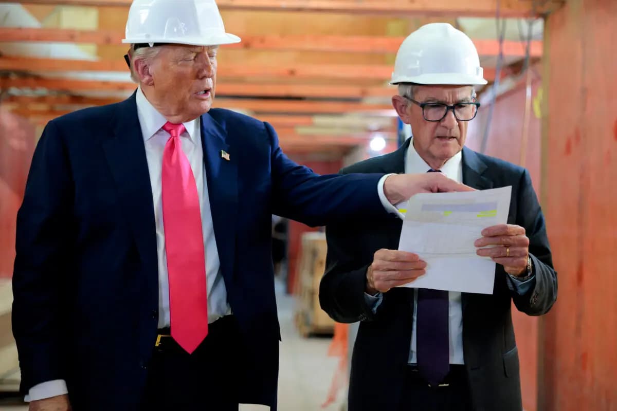 El presidente Donald Trump y el presidente de la Reserva Federal, Jerome Powell, visitan el proyecto de renovación de la sede de la Reserva Federal, valorado en 2.5 mil millones de dólares, en Washington, el 24 de julio de 2025. (Chip Somodevilla/Getty Images).