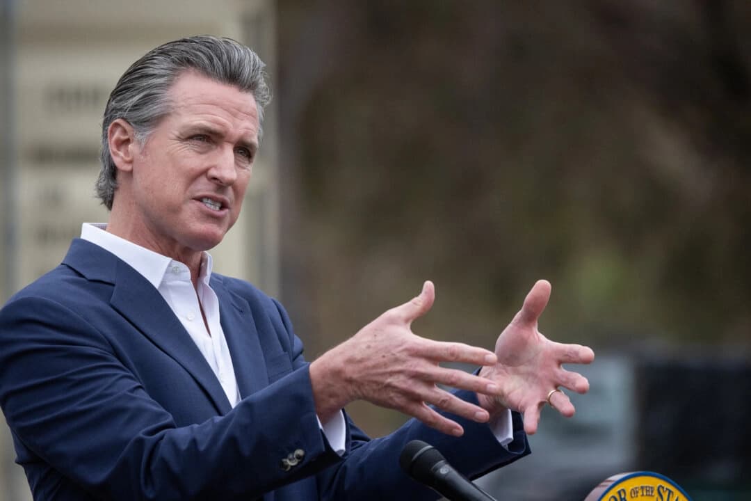 El gobernador de California, Gavin Newsom, habla en Los Ángeles el 25 de septiembre de 2024. (John Fredricks/The Epoch Times)
