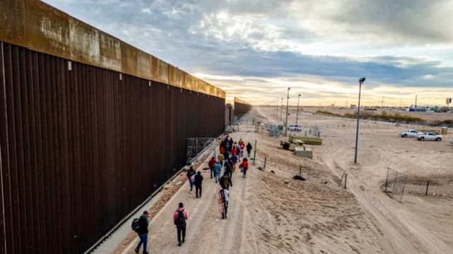 Población inmigrante de EE. UU. disminuye por primera vez en seis décadas, según informe de Pew