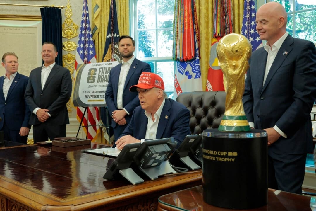 El presidente Donald Trump habla en el Despacho Oval mientras el presidente de la FIFA, Gianni Infantino (derecha), y el vicepresidente JD Vance (tercero por la izquierda) observan, el 22 de agosto de 2025. (Chip Somodevilla/Getty Images)
