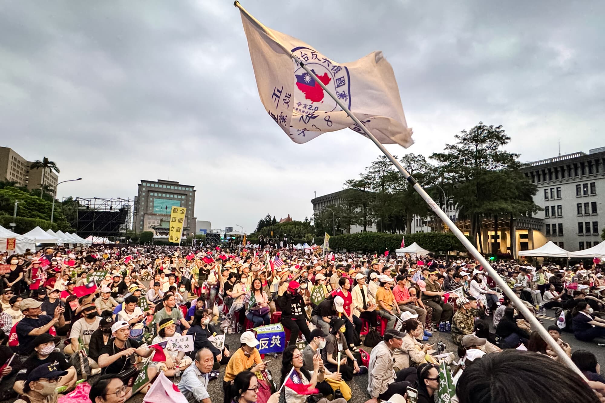 La gente agita banderas y vitorea en una manifestación bajo el lema "Rechazar el Frente Unido, defender Taiwán" en Taipéi, Taiwán, el 19 de abril de 2025. (Sun Xiangyi/The Epoch Times).