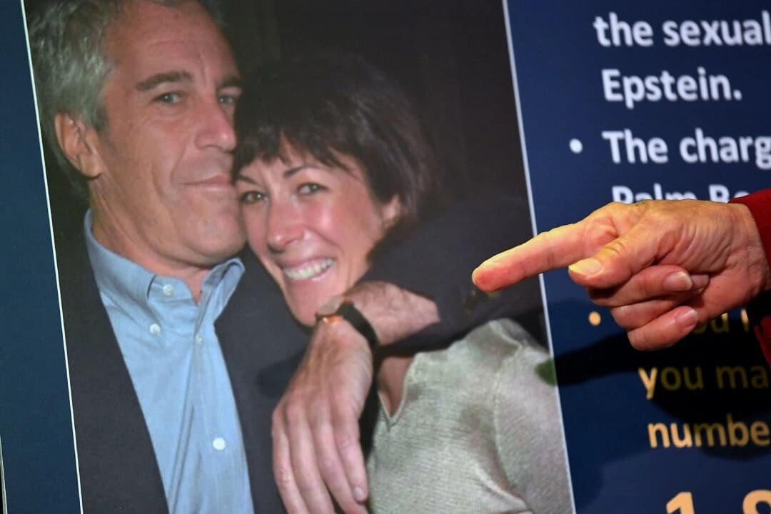 La entonces fiscal federal interina del Distrito Sur de Nueva York, Audrey Strauss, anuncia los cargos contra Ghislaine Maxwell durante una rueda de prensa en la ciudad de Nueva York el 2 de julio de 2020. (Johannes Eisele/AFP a través de Getty Images)