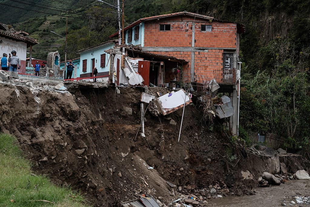 La gente observa los daños causados por la crecida del río Chama en Cacute, estado de Mérida, al oeste de Venezuela, tras las fuertes lluvias caídas en la zona. (MIGUEL ZAMBRANO/AFP/Getty Images)
