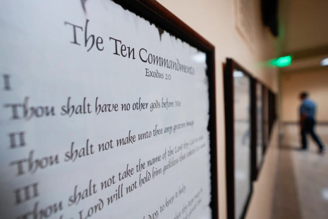 Los Diez Mandamientos junto con otros documentos históricos en un pasillo del Capitolio de Georgia en Atlanta, el 20 de junio de 2024. (John Bazemore/AP Photo).