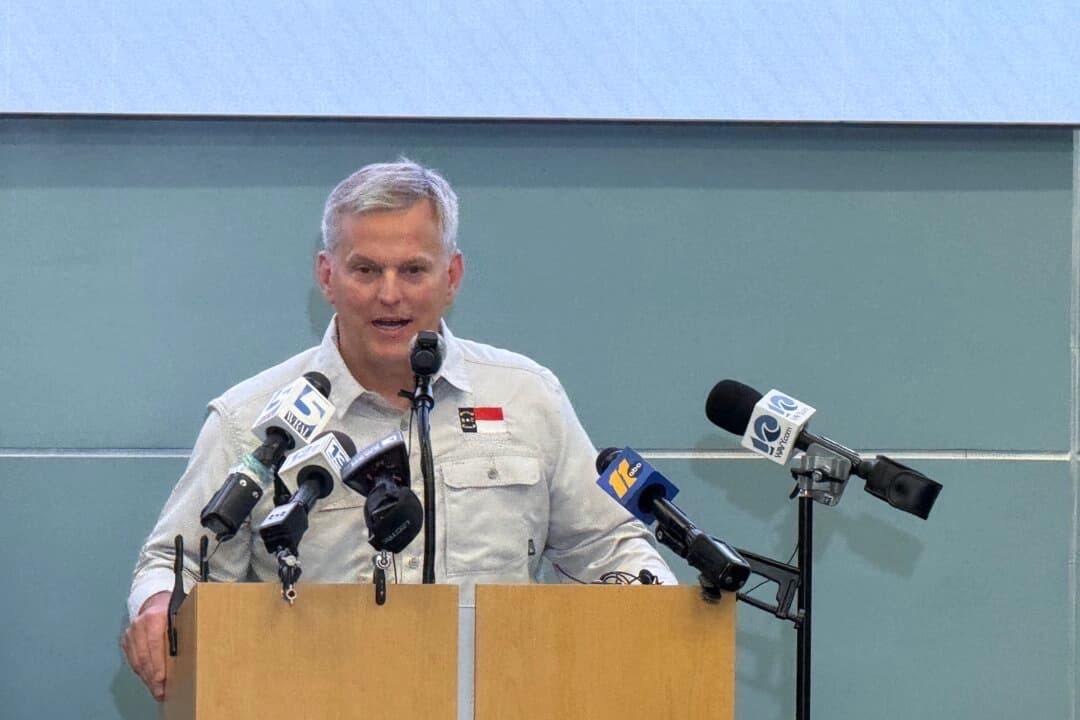 El gobernador de Carolina del Norte, Josh Stein, ofrece una rueda de prensa tras el paso del huracán en el Centro de Operaciones de Emergencia del condado de Dare, en Manteo (Carolina del Norte), el 22 de agosto de 2025. (T.J. Muscaro/The Epoch Times).
