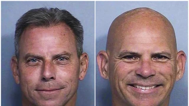 Esta combinación de dos fotos policiales proporcionadas por el Departamento Correccional de California muestra a Erik Menéndez, a la izquierda y Lyle Menéndez. (Departamento Correccional de California a través de AP)