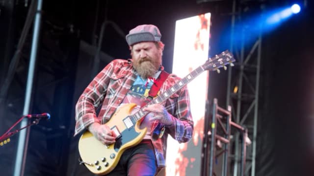 Brent Hinds, de Mastodon, actúa en el festival de música Louder Than Life en el Champions Park, en Louisville, Kentucky, el 30 de septiembre de 2017. (Amy Harris/Invision/AP)