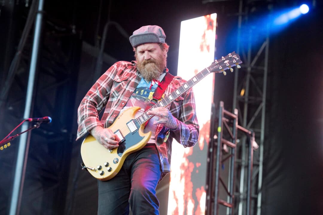 Brent Hinds, de Mastodon, actúa en el festival de música Louder Than Life en el Champions Park, en Louisville, Kentucky, el 30 de septiembre de 2017. (Amy Harris/Invision/AP)