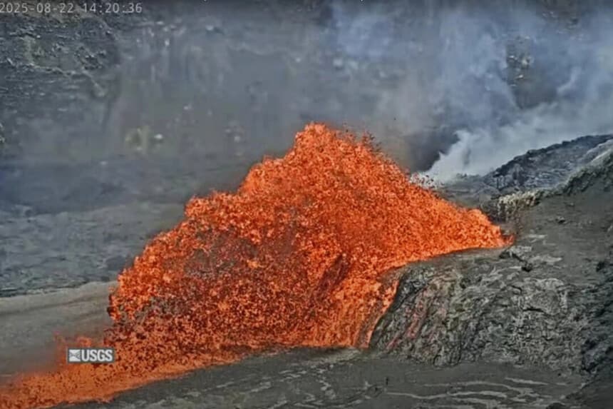 En esta captura de pantalla tomada de un vídeo proporcionado por el Servicio Geológico de los Estados Unidos, el volcán Kilauea expulsa lava el 22 de agosto de 2025 en el Parque Nacional de los Volcanes de Hawái, Hawái. Servicio Geológico de los Estados Unidos a través de AP.