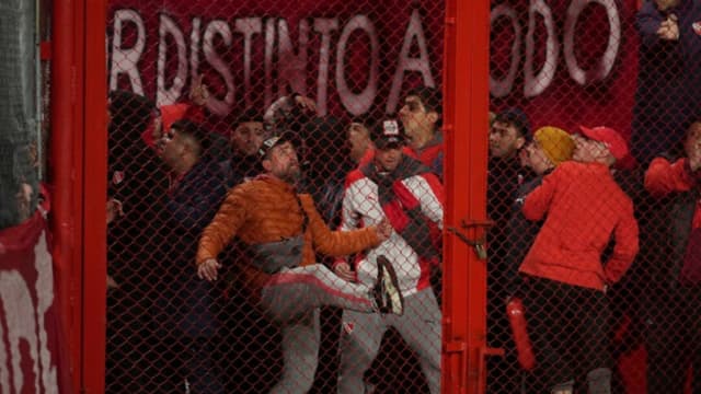 Aficionados del Independiente argentino golpean una barrera durante el partido de vuelta de los octavos de final de la Copa Sudamericana contra la Universidad de Chile en el estadio Libertadores de América de Avellaneda, Argentina, el 20 de agosto de 2025. Gustavo Garello/AP Photo