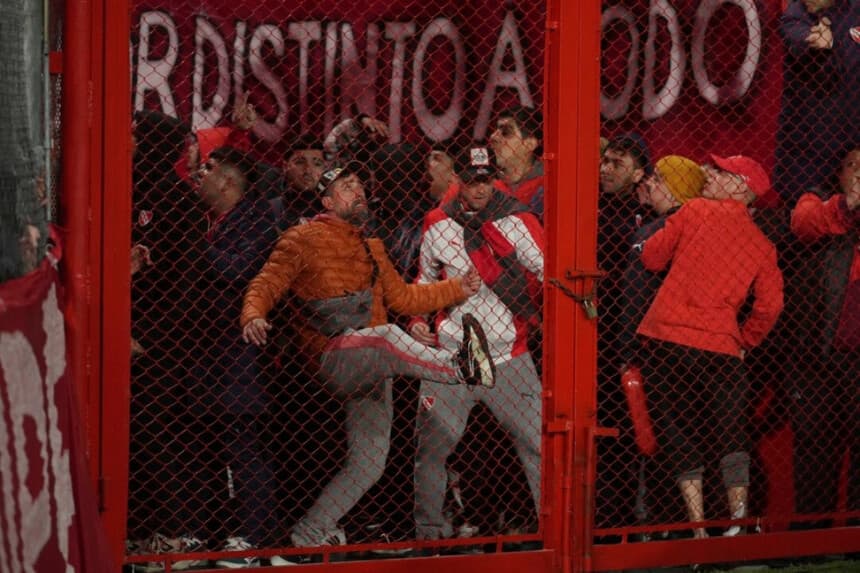 Aficionados del Independiente argentino golpean una barrera durante el partido de vuelta de los octavos de final de la Copa Sudamericana contra la Universidad de Chile en el estadio Libertadores de América de Avellaneda, Argentina, el 20 de agosto de 2025. Gustavo Garello/AP Photo