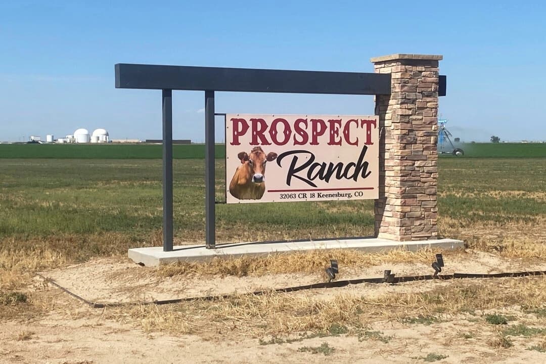 Un cartel se encuentra en Prospect Ranch, afuera de Prospect Valley Dairy, al este de Keenesburg, Colorado, el 21 de agosto de 2025. Chris (Bolin/Denver Post vía AP)
