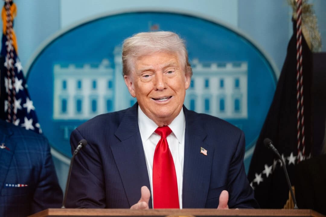 El presidente Donald Trump habla durante una rueda de prensa en la Casa Blanca en Washington el 11 de agosto de 2025. (Madalina Kilroy/The Epoch Times)
