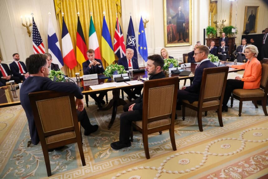 El presidente Donald Trump recibe a los líderes europeos en la Casa Blanca para debatir posibles garantías de seguridad para Ucrania el 18 de agosto de 2025. Win McNamee/Getty Images