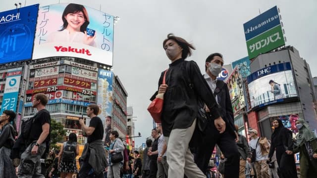 La gente cruza la calle en el cruce de Shibuya, en el centro de Tokio (RICHARD A. BROOKS/AFP a través de Getty Images)