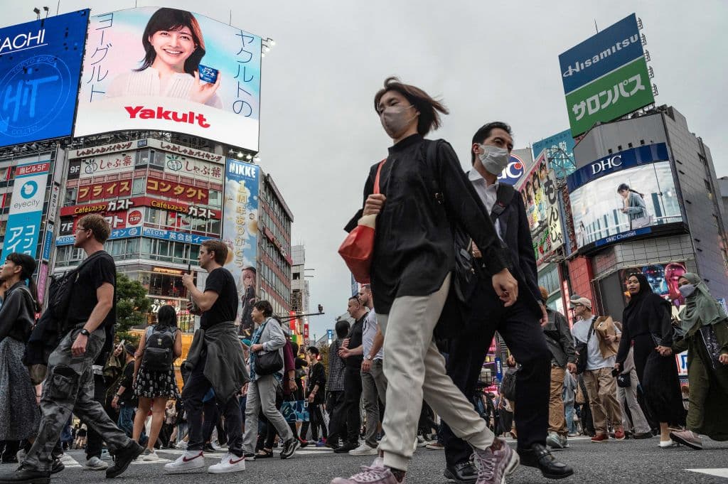 La gente cruza la calle en el cruce de Shibuya, en el centro de Tokio (RICHARD A. BROOKS/AFP a través de Getty Images)