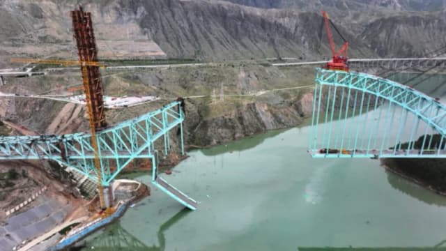 El lugar donde se derrumbó un puente en construcción en el tramo de Qinghai del ferrocarril Sichuan-Qinghai, causando múltiples muertos y desaparecidos, en la provincia de Qinghai, al noroeste de China, el 22 de agosto de 2025. (Li Zhanyi/Xinhua vía AP)