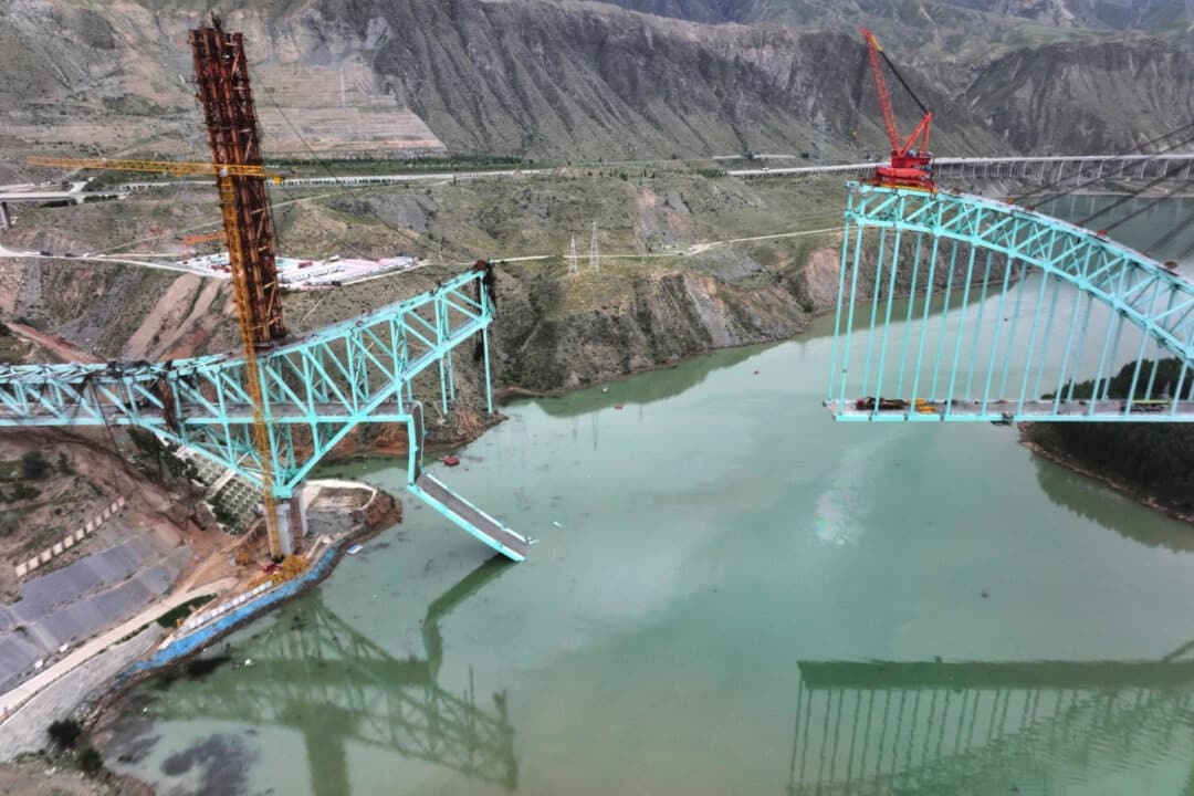 El lugar donde se derrumbó un puente en construcción en el tramo de Qinghai del ferrocarril Sichuan-Qinghai, causando múltiples muertos y desaparecidos, en la provincia de Qinghai, al noroeste de China, el 22 de agosto de 2025. (Li Zhanyi/Xinhua vía AP)
